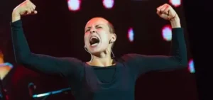 Подробнее о статье Засудили російську співачку за підтримку війни