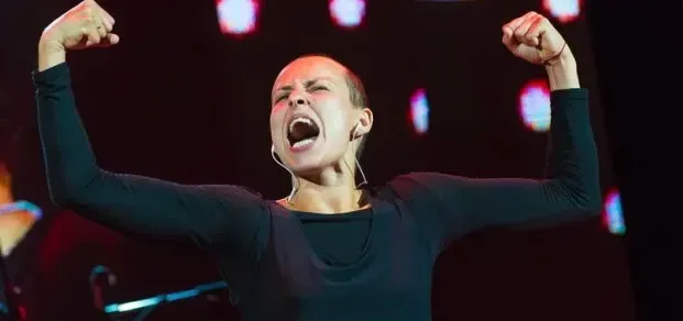 Подробнее о статье Засудили російську співачку за підтримку війни