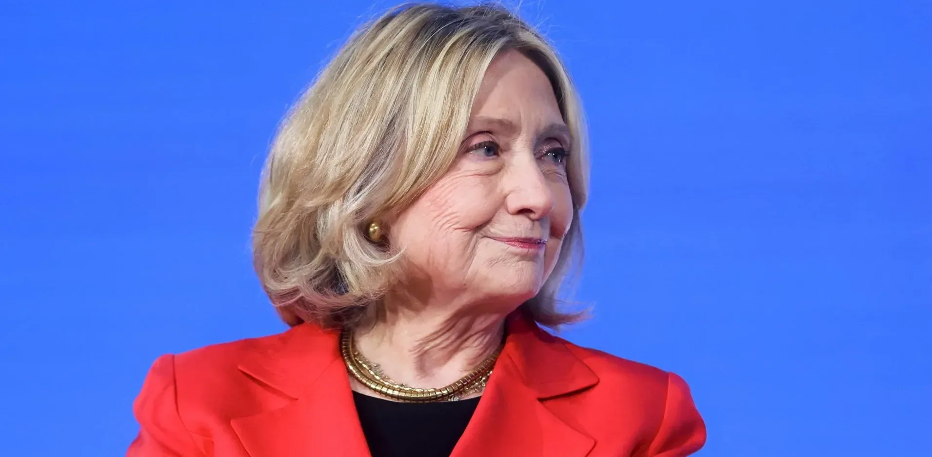 Подробнее о статье Гілларі Клінтон дала свідчення у справі Епштейна, закликала допитати Трампа