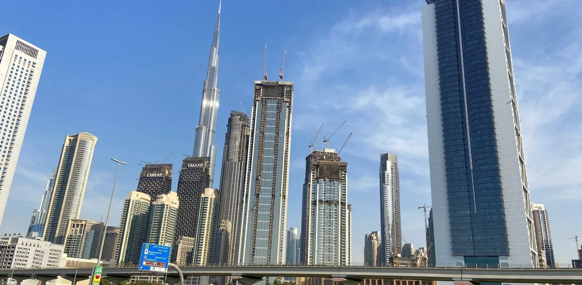 Подробнее о статье Вибухи в Дубаї та Абу-Дабі: Авіакомпанії скасовують рейси