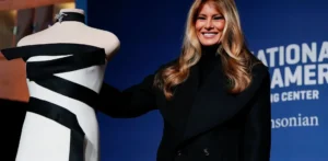 Подробнее о статье Чорно-білий шедевр: сукня Меланії Трамп у Смітсонівському інституті