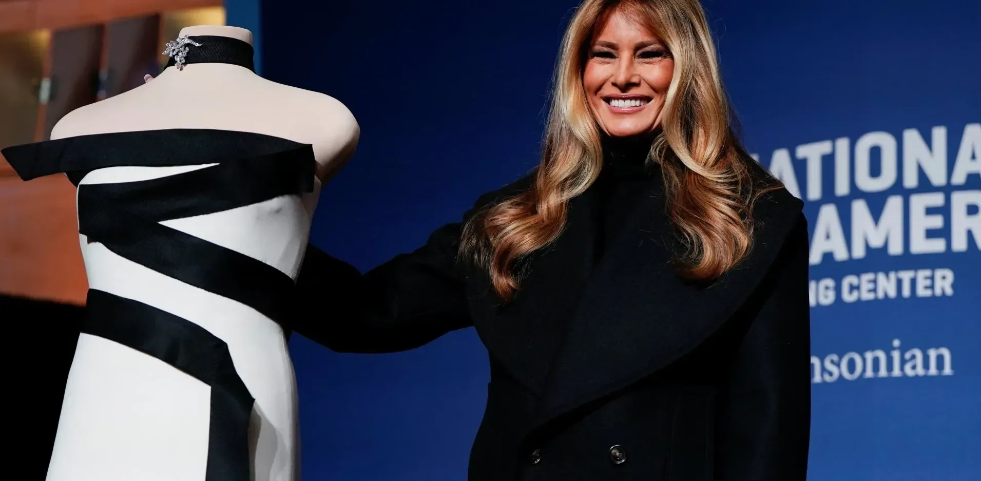 Подробнее о статье Чорно-білий шедевр: сукня Меланії Трамп у Смітсонівському інституті