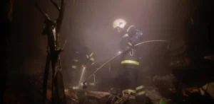 Подробнее о статье У Харкові завдано ракетного удару: пошкоджені транспортні засоби та житлові будинки