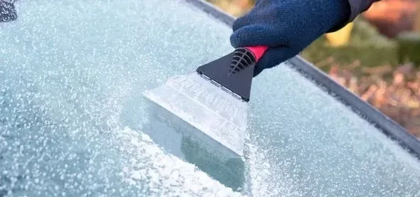 Подробнее о статье Як швидко розморозити лобове скло: 5 способів