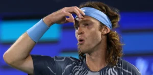 Подробнее о статье У Дубаї прибрали прапор Росії з плаката Рубльова