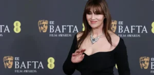 Подробнее о статье Елегантність та вишуканість: Образи зірок на червоній доріжці премії BAFTA 2026