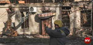 Подробнее о статье На руїнах козацького міста. Як десятки тисяч жителів Нікополя живуть та працюють за три кілометри від позицій РФ — репортаж NV