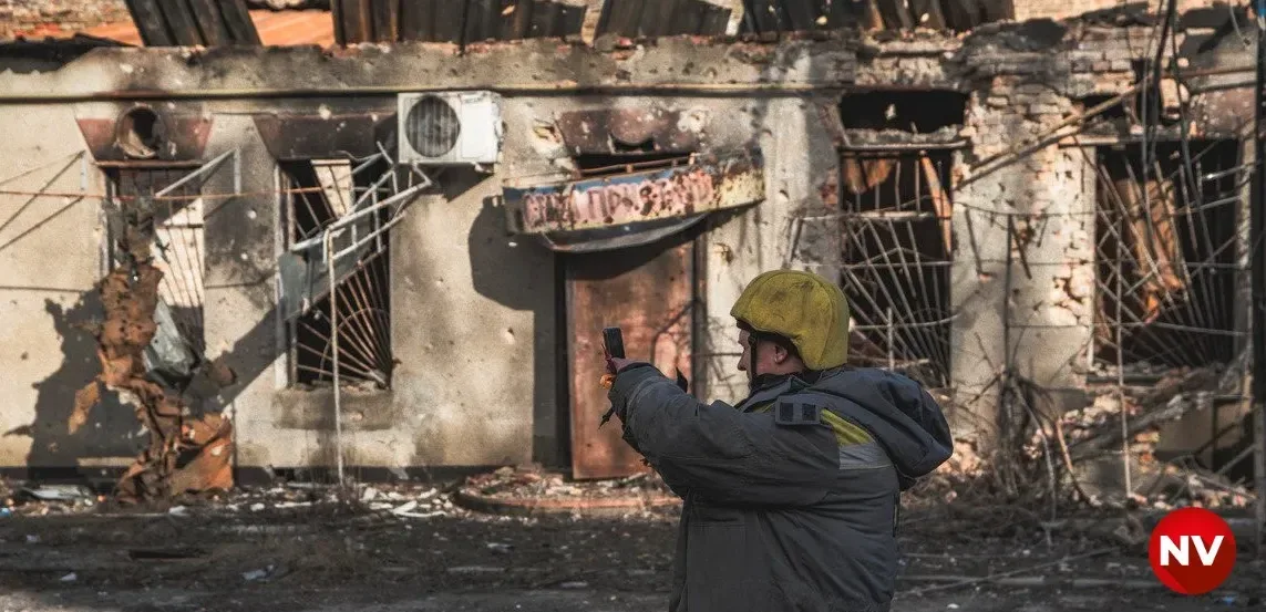 Подробнее о статье На руїнах козацького міста. Як десятки тисяч жителів Нікополя живуть та працюють за три кілометри від позицій РФ — репортаж NV