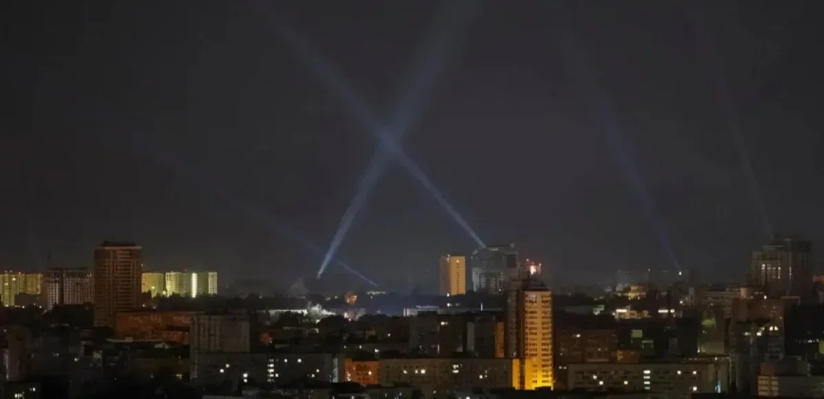 Подробнее о статье Київ зазнав ракетного удару: пошкоджені будівлі та пожежі