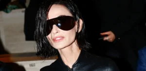 Подробнее о статье Демі Мур шокувала свій новий образ на Тижні моди