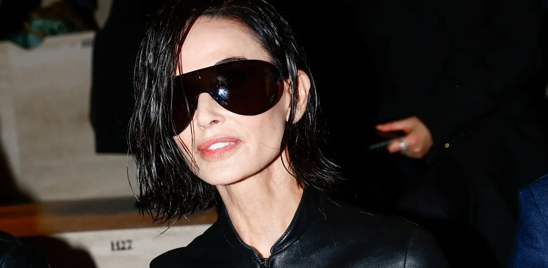 Подробнее о статье Демі Мур шокувала свій новий образ на Тижні моди