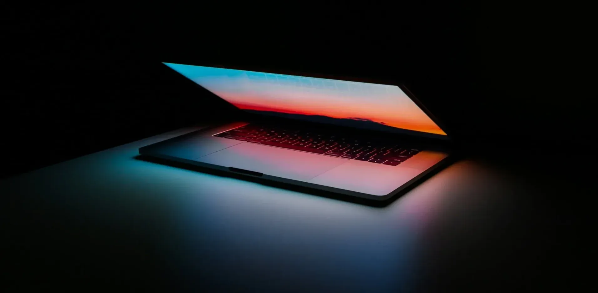 Подробнее о статье Apple планує MacBook Pro з сенсорними екранами