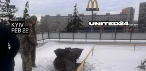 Подробнее о статье У Києві знову завдано ракетного удару: Уламки ракети ‘Іскандер’ впали на дах ресторану McDonald’s