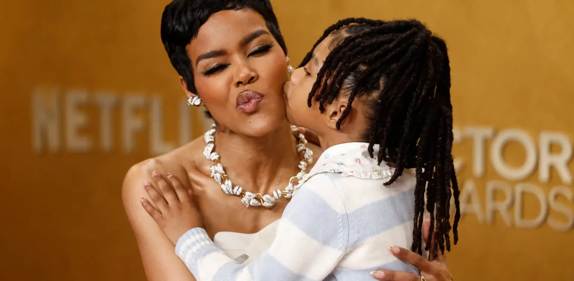 Подробнее о статье Теяна Тейлор та донька на червоному килимі премії