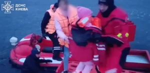 Подробнее о статье ДСНС врятувала маму та дитину з крижаної затоки Оболонь