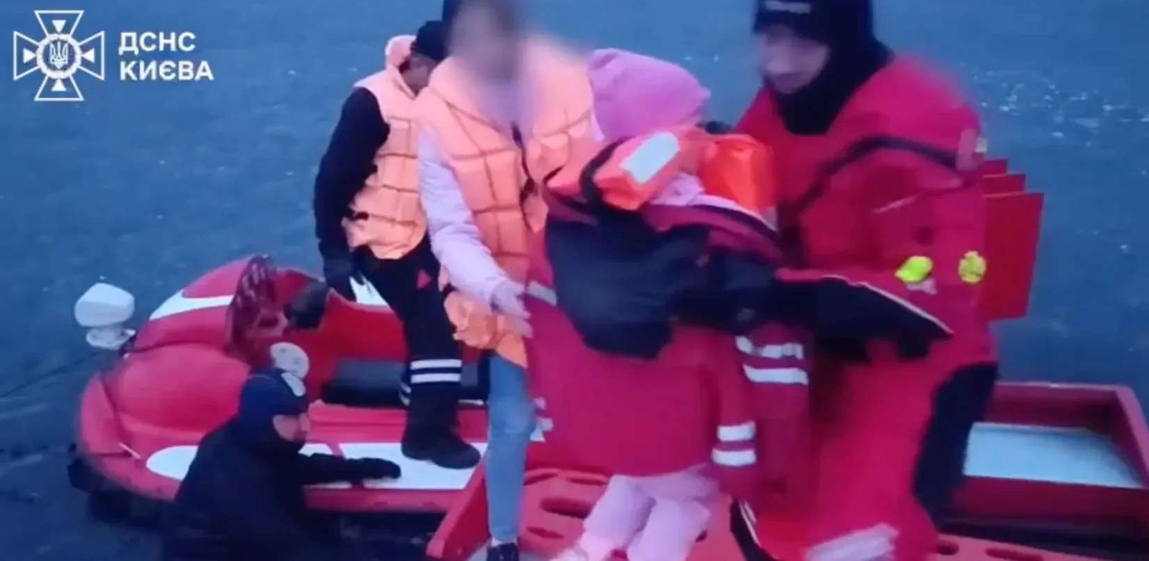 Вы сейчас просматриваете ДСНС врятувала маму та дитину з крижаної затоки Оболонь