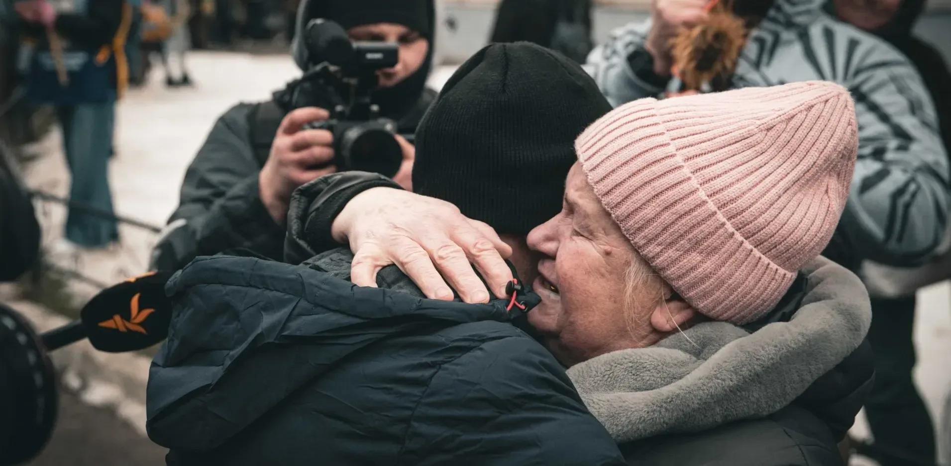 Подробнее о статье Звільнення українських полонених: Фоторепортаж з обміну