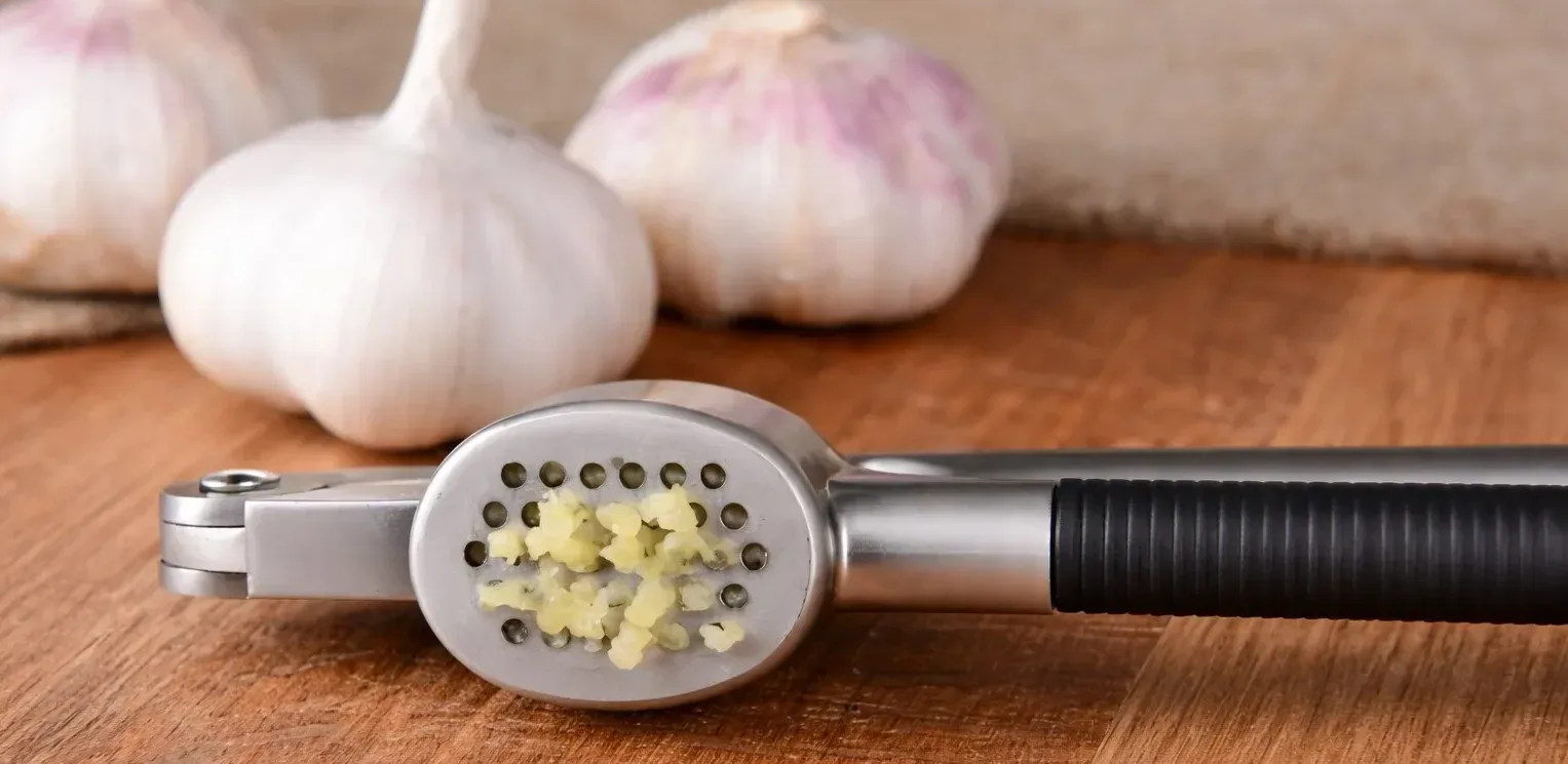 Подробнее о статье Часникодавка: чи варто зберігати цей пристрій на кухні?