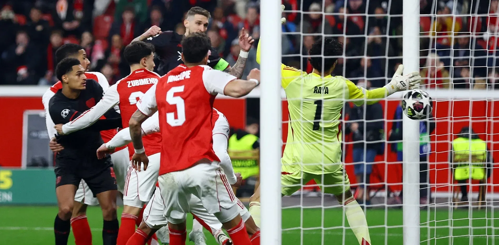 Подробнее о статье Баєр проти Арсенала: Онлайн розгром у 1/8 фіналу ЛЧ