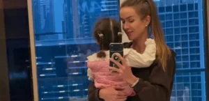 Подробнее о статье Еліна Світоліна навчає доньку тенісу: відео