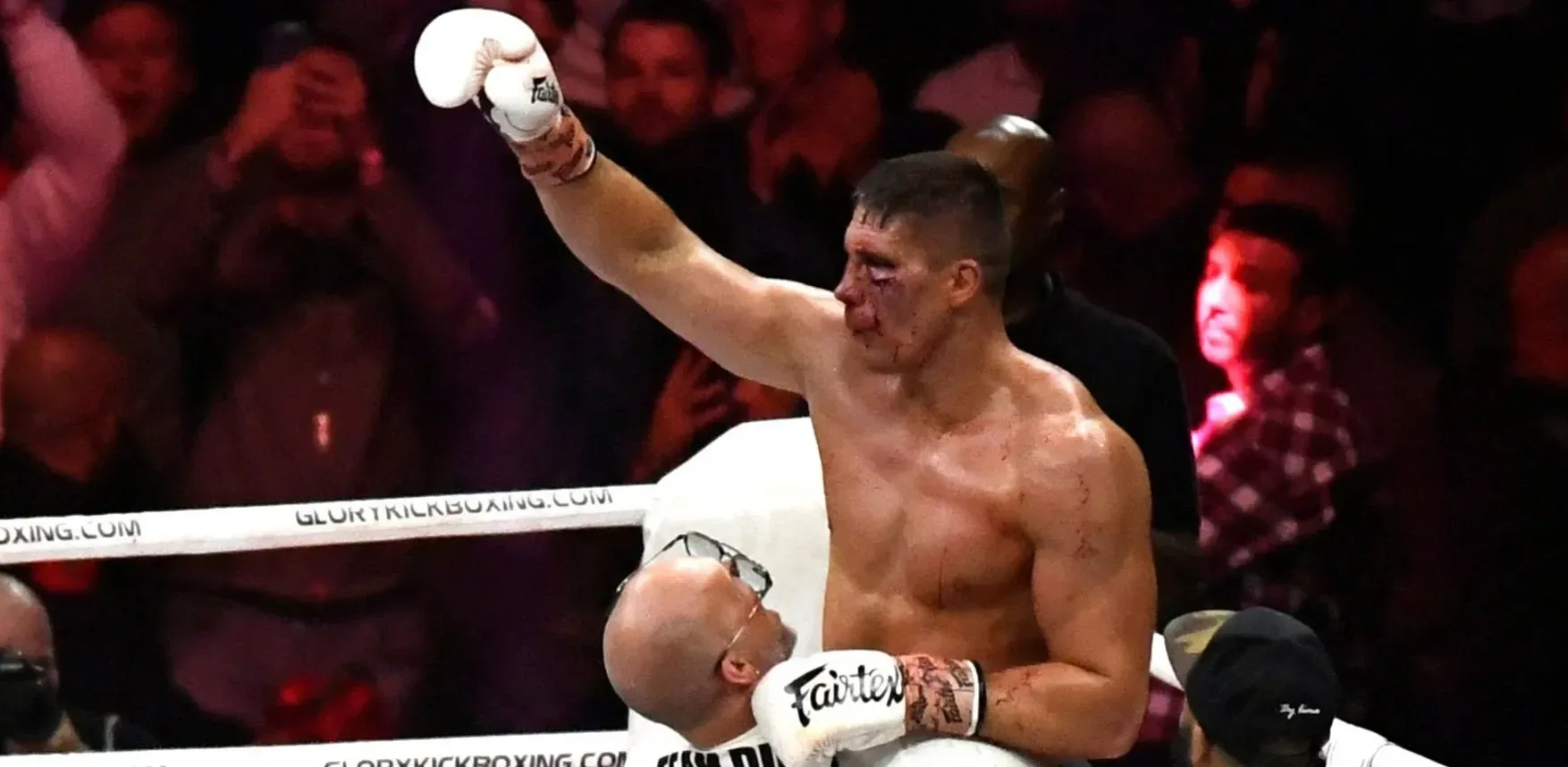 Подробнее о статье Кікбоксер Верховен готується до бою з Усиком