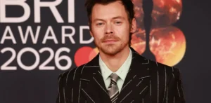 Подробнее о статье Гарри Стайлз шокировал выбором образа на BRIT Awards 2026