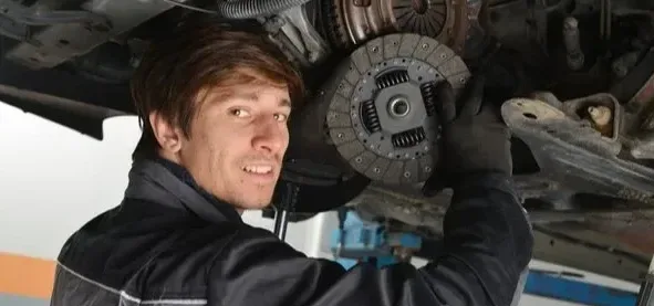 Подробнее о статье Що робити, якщо педаль зчеплення падає в підлогу