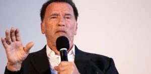 Подробнее о статье Арнольд Шварценеггер отримав почесний докторський ступінь у Белфасті