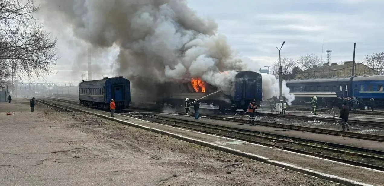 Подробнее о статье Російські атаки на українську залізницю: нові події в Миколаєві та Криворізькому