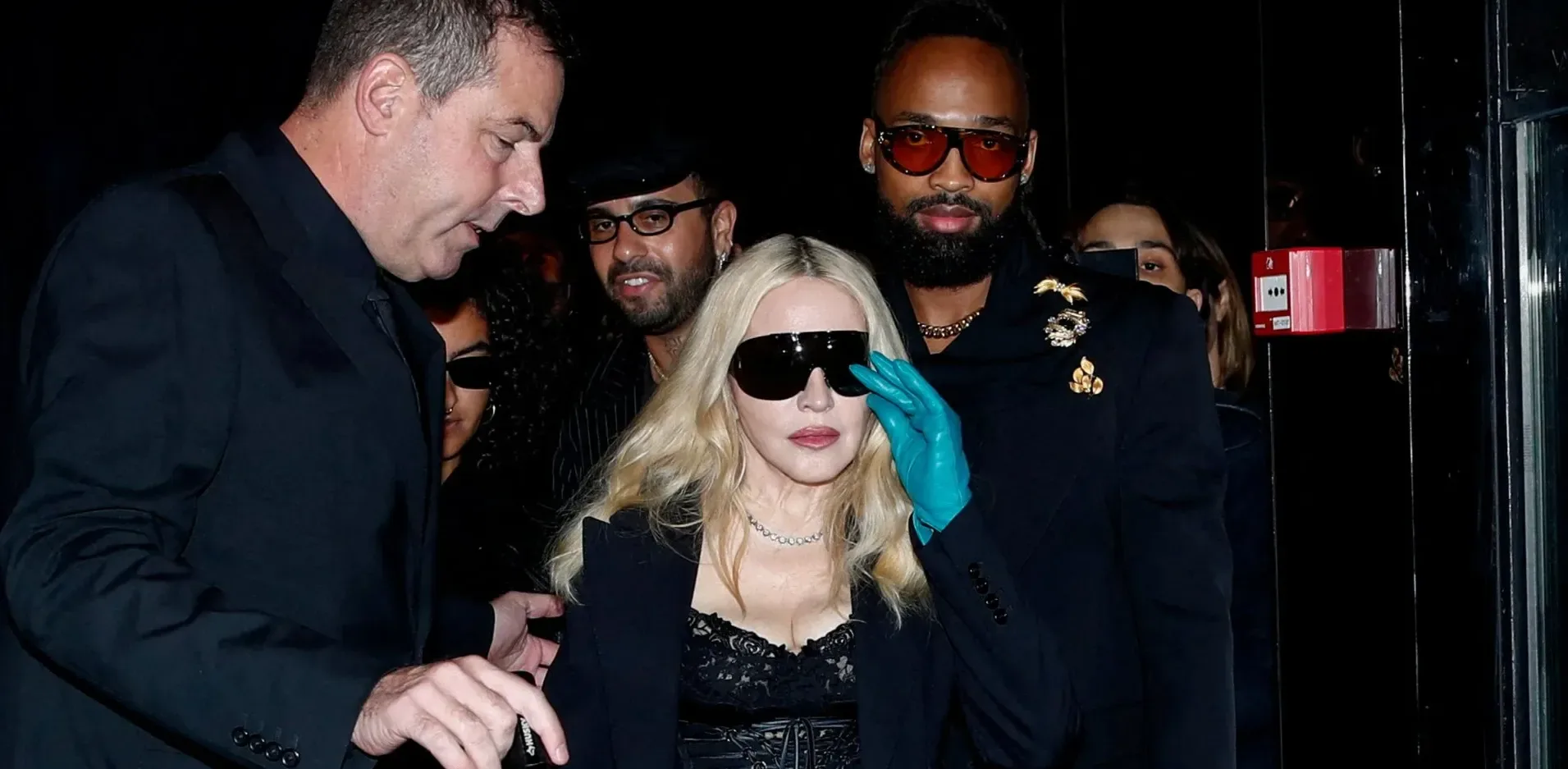 Подробнее о статье Мадонна и Аким Моррис впечатлили на показе Dolce & Gabbana в Милане