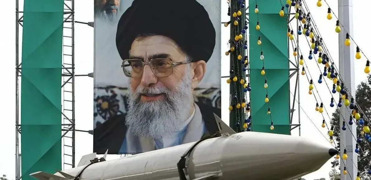 Подробнее о статье Аятола Хаменеї: Символ Іранської Революції