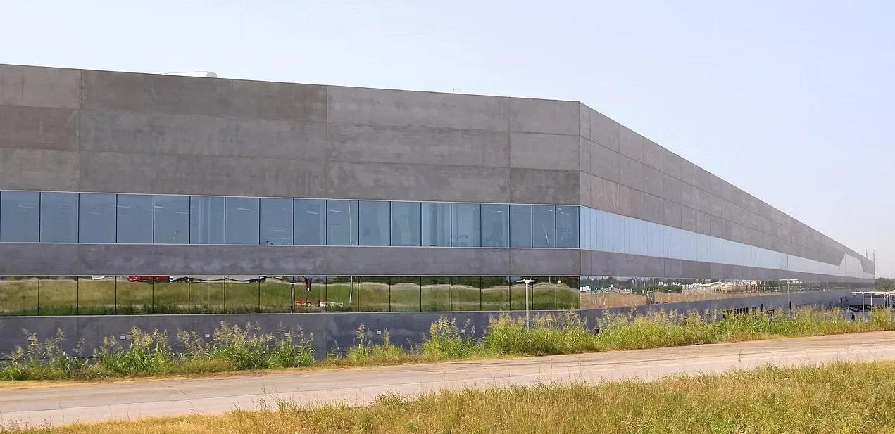 Подробнее о статье Tesla анонсує нову модель для сімейних потреб