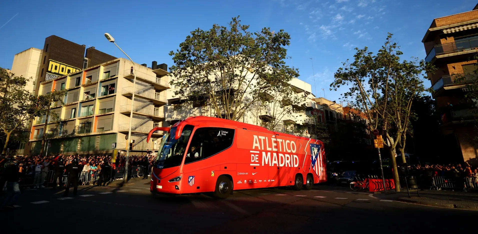 Подробнее о статье Конфлікт між фанами Барселони та Атлетіко під час матчу