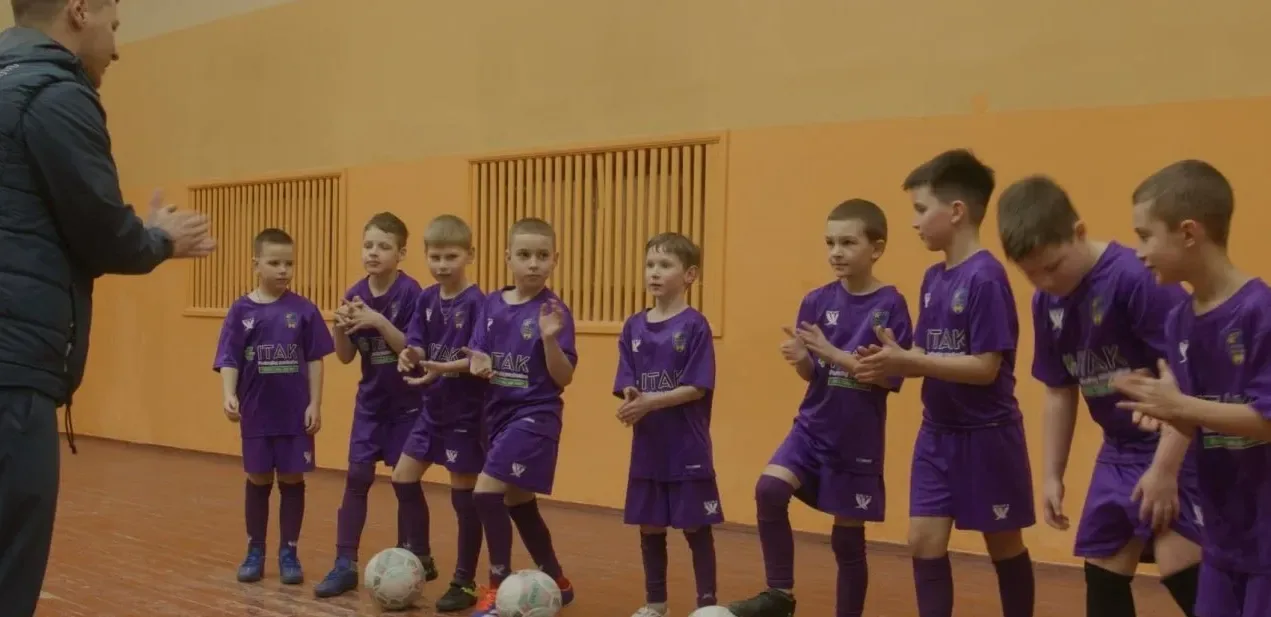 Подробнее о статье Підтримка дитячого футболу: АВТ Баварія забезпечує тренування під час блекаутів