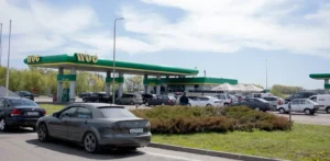 Подробнее о статье Чому ціни на пальне в Україні знижуватимуться повільно