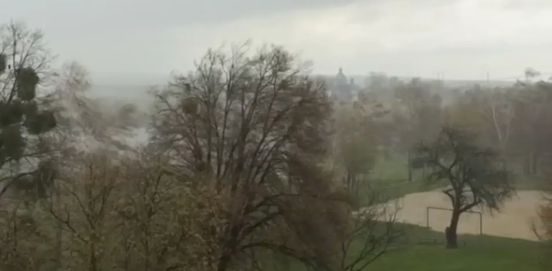 Подробнее о статье Негода в Україні: град та сильний вітер у Рівному і Луцьку