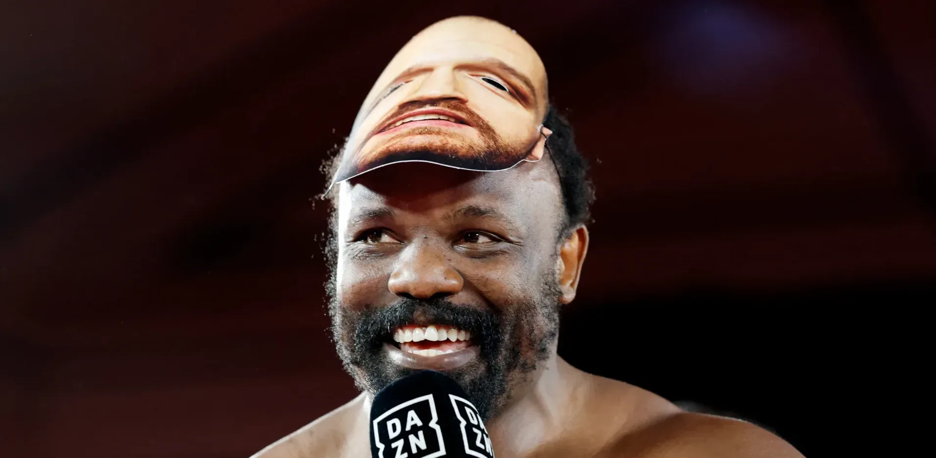 Подробнее о статье Дерек Чісора в масці Ф’юрі на зважуванні перед боєм з Вайлдером