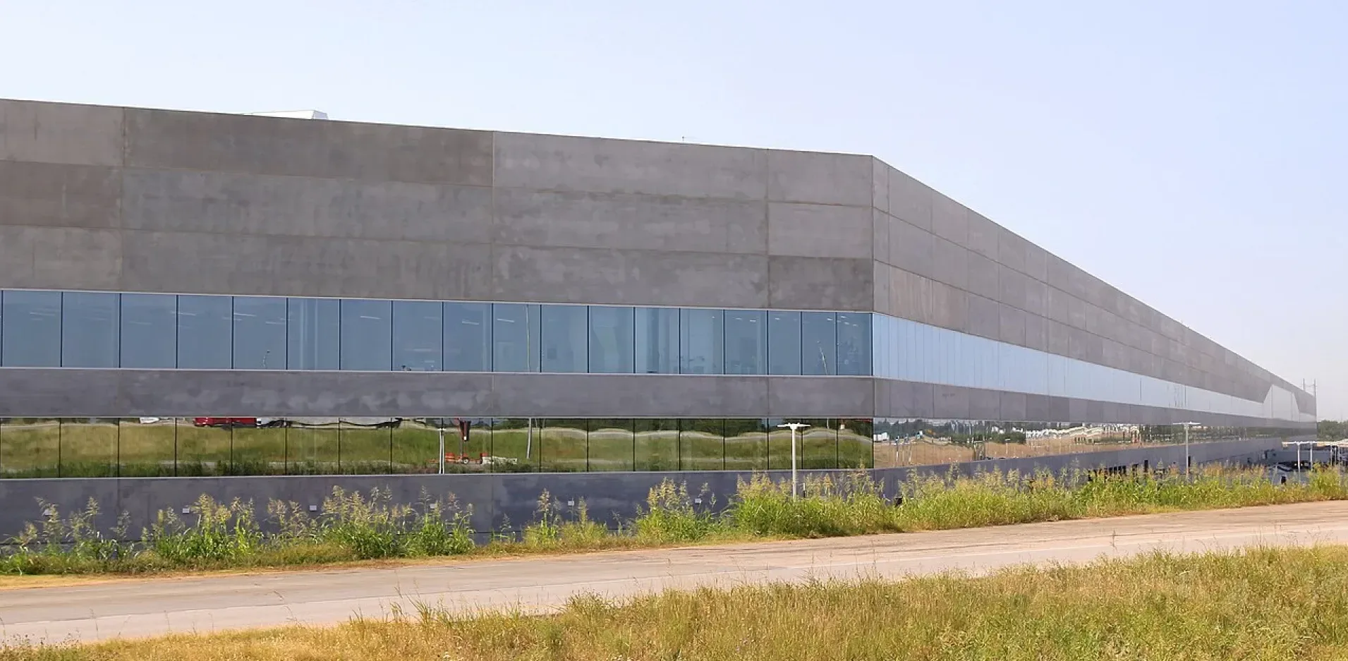 Подробнее о статье Tesla знову лідирує на ринку електромобілів, обійшовши BYD