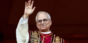 Подробнее о статье Папа Лев XIV навчився крутити м’яч на пальці з Гарлем Глобтроттерс