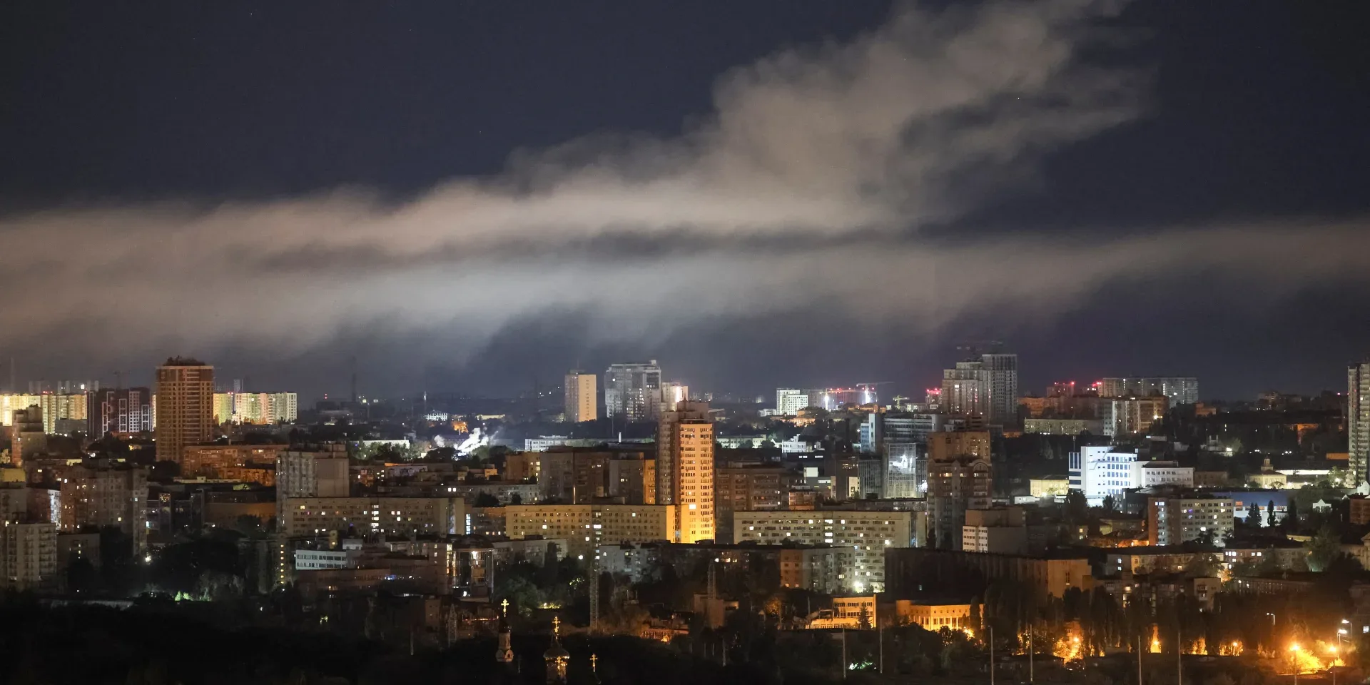 Вы сейчас просматриваете Наслідки масованої атаки на Київ: пожежі та пошкодження інфраструктури