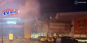 Подробнее о статье Наслідки атаки РФ на ТРЦ у Сумах: троє загиблих та 14 поранених