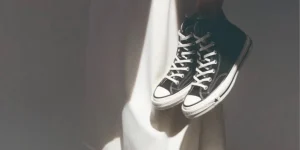 Подробнее о статье Скандал з Converse: новий рекламний знімок порівняли з ККК