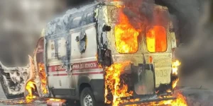 Подробнее о статье У Херсоні ворожий дрон знищив авто швидкої: є поранені