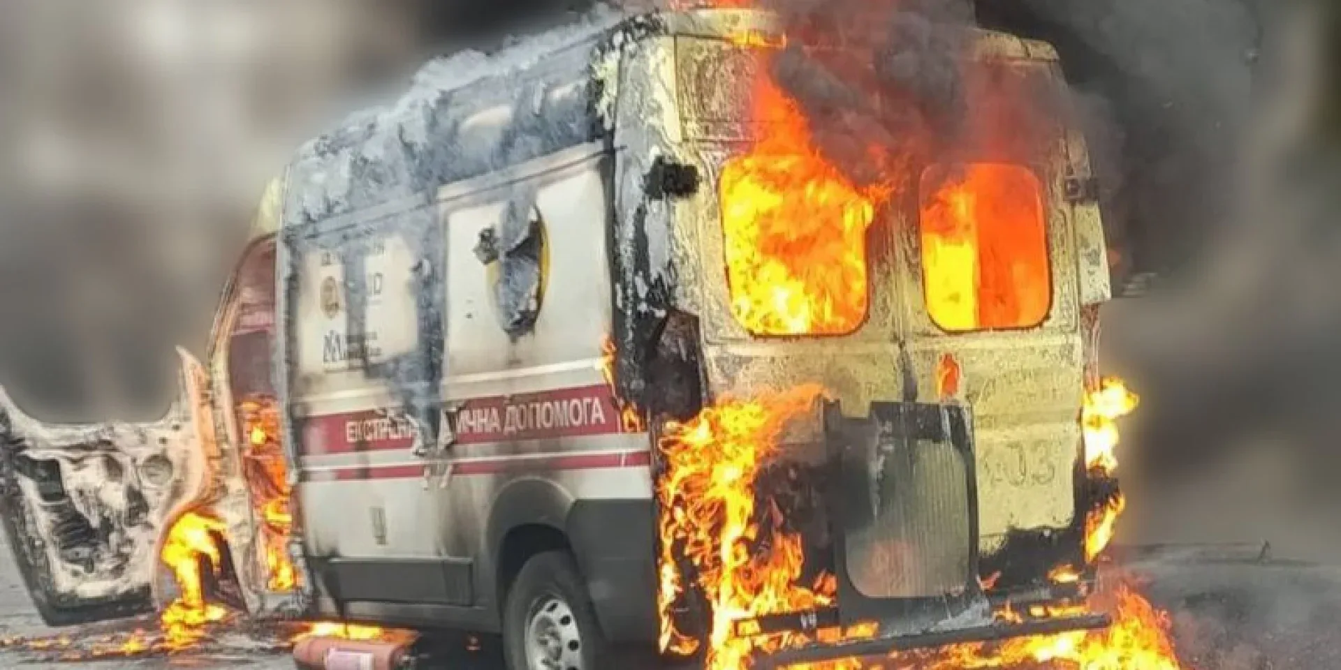 Подробнее о статье У Херсоні ворожий дрон знищив авто швидкої: є поранені