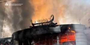 Подробнее о статье У Дніпрі після ворожого удару горить ТЦ Новий континент